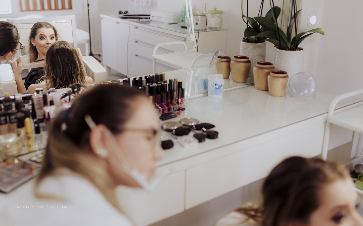 Making Of Maquiagem da Wanuza Esteil realizado no salão de beleza cort e cor candelária por Yasmin Gehres Makeup por Kevin Medeiros fotógrafo canoas rs