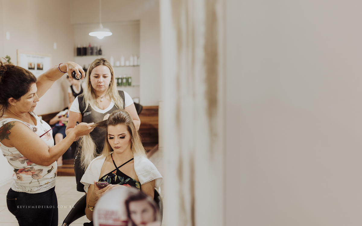 Making Of Maquiagem da Wanuza Esteil realizado no salão de beleza cort e cor candelária por Yasmin Gehres Makeup por Kevin Medeiros fotógrafo canoas rs