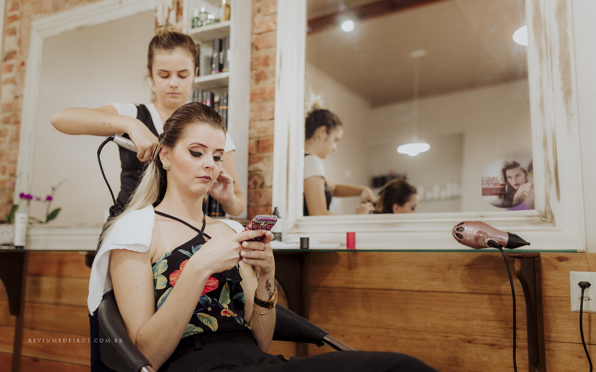 Making Of Maquiagem da Wanuza Esteil realizado no salão de beleza cort e cor candelária por Yasmin Gehres Makeup por Kevin Medeiros fotógrafo canoas rs