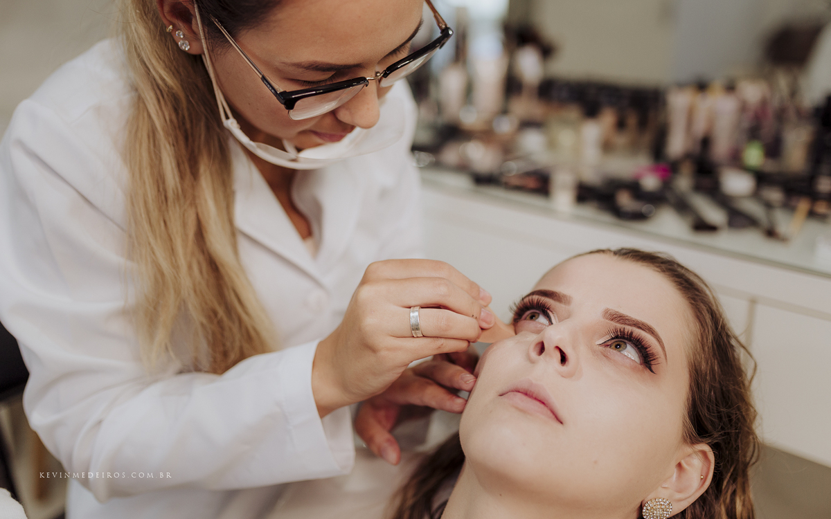 Making Of Maquiagem da Wanuza Esteil realizado no salão de beleza cort e cor candelária por Yasmin Gehres Makeup por Kevin Medeiros fotógrafo canoas rs