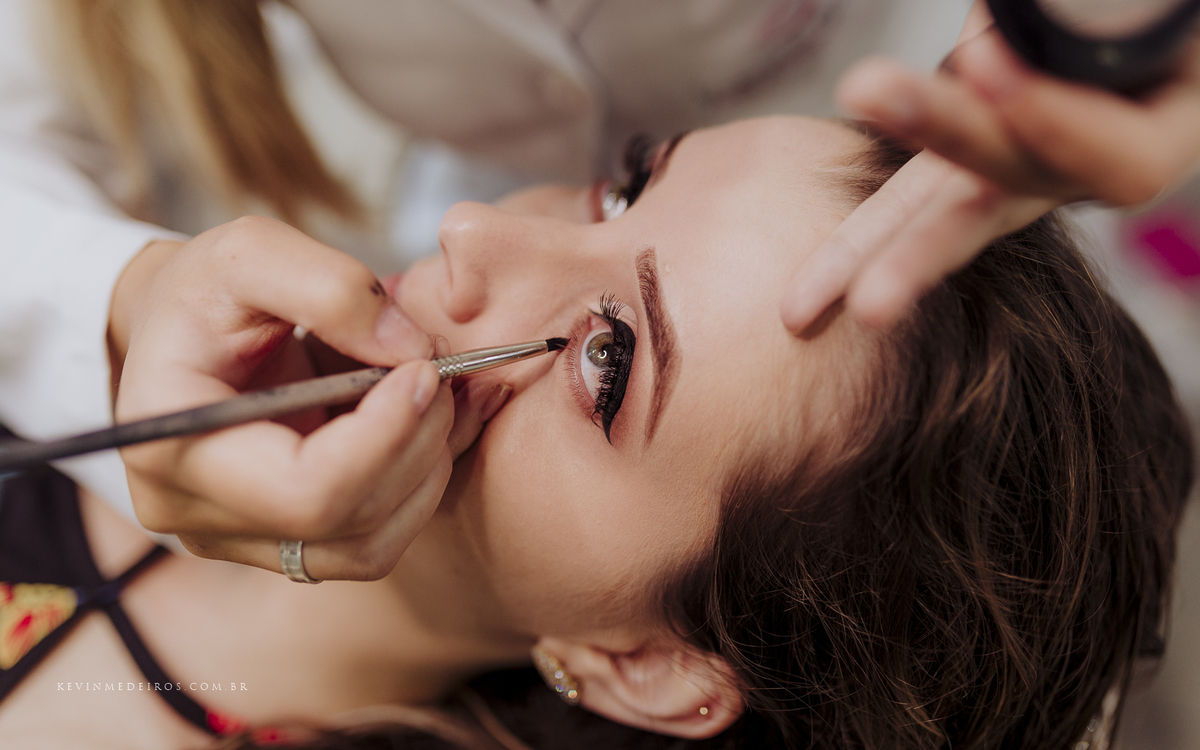 Making Of Maquiagem da Wanuza Esteil realizado no salão de beleza cort e cor candelária por Yasmin Gehres Makeup por Kevin Medeiros fotógrafo canoas rs