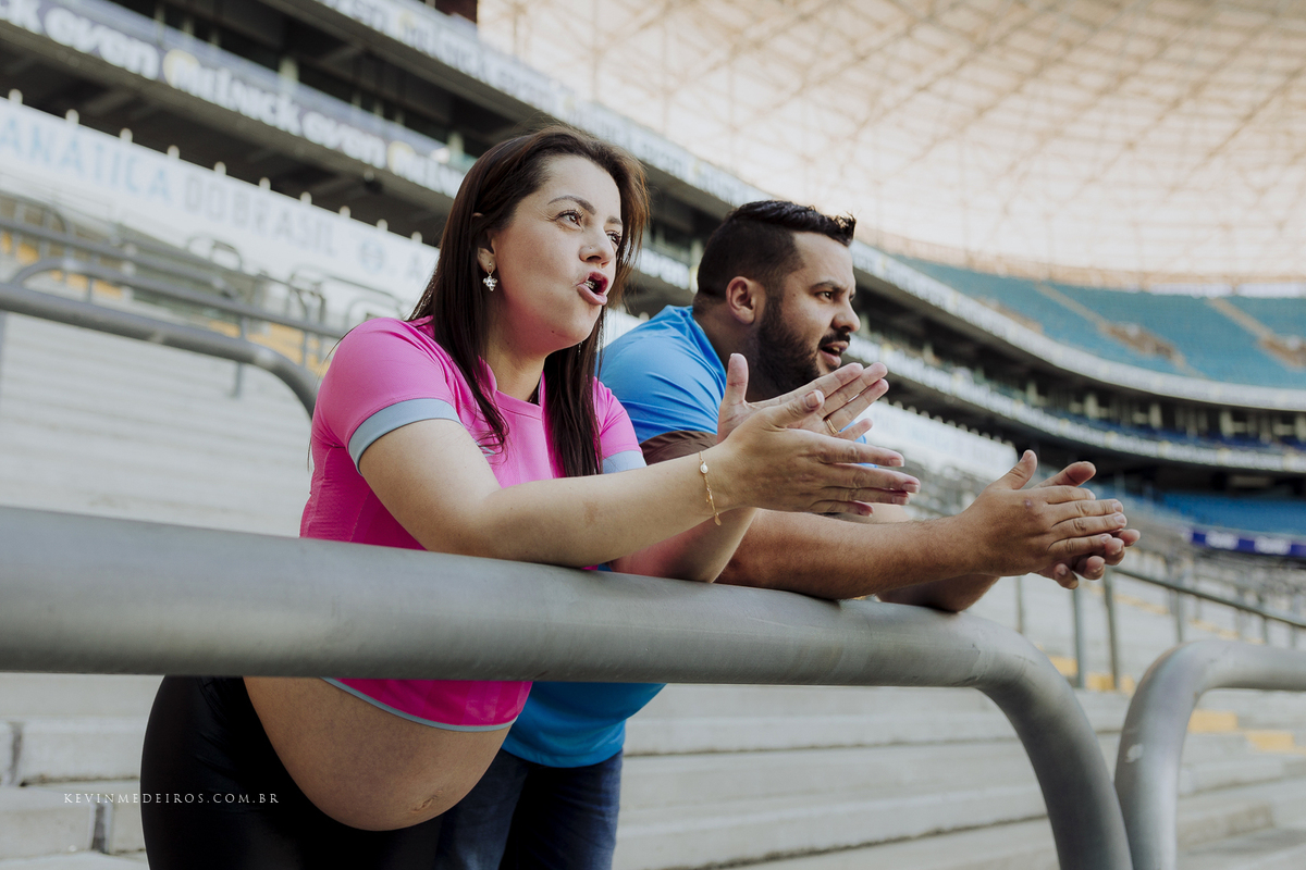 Ensaio gestante a espera de Antônia no estádio Arena do Grêmio em Porto Alegre por Kevin Medeiros fotógrafo de Canoas RS região metropolitana