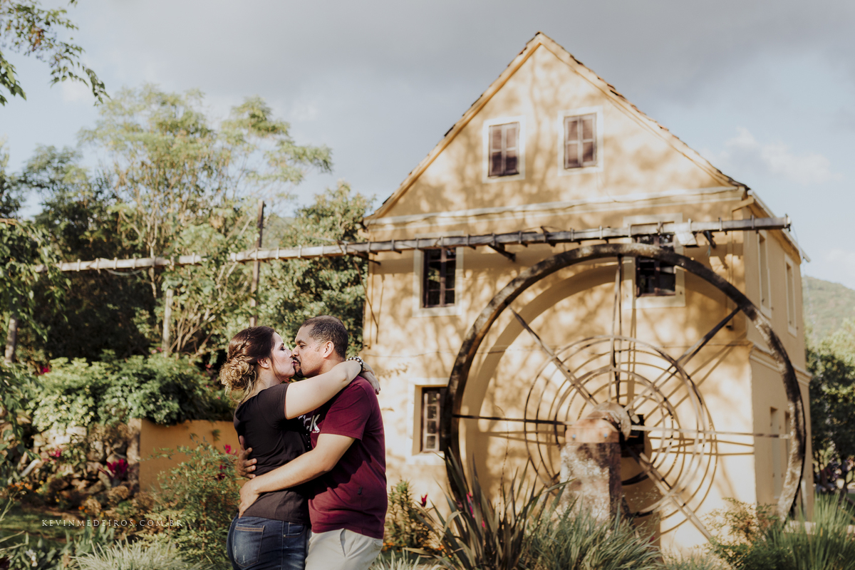 Ensaio book externo pré casamento da Georgia e Rodrigo realizado em picada café gramado serra gaúcha por Kevin Medeiros fotógrafo de Canoas, Porto Alegre e região metropolitana RS