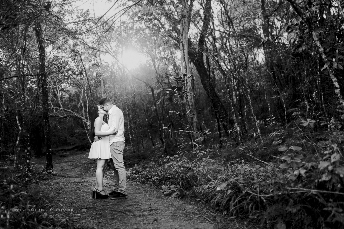 Ensaio book pré casamento da Tainara e Rafael realizado no Parque Gabriel Knijnik em Porto Alegre por Kevin Medeiros fotógrafo de Canoas e RS