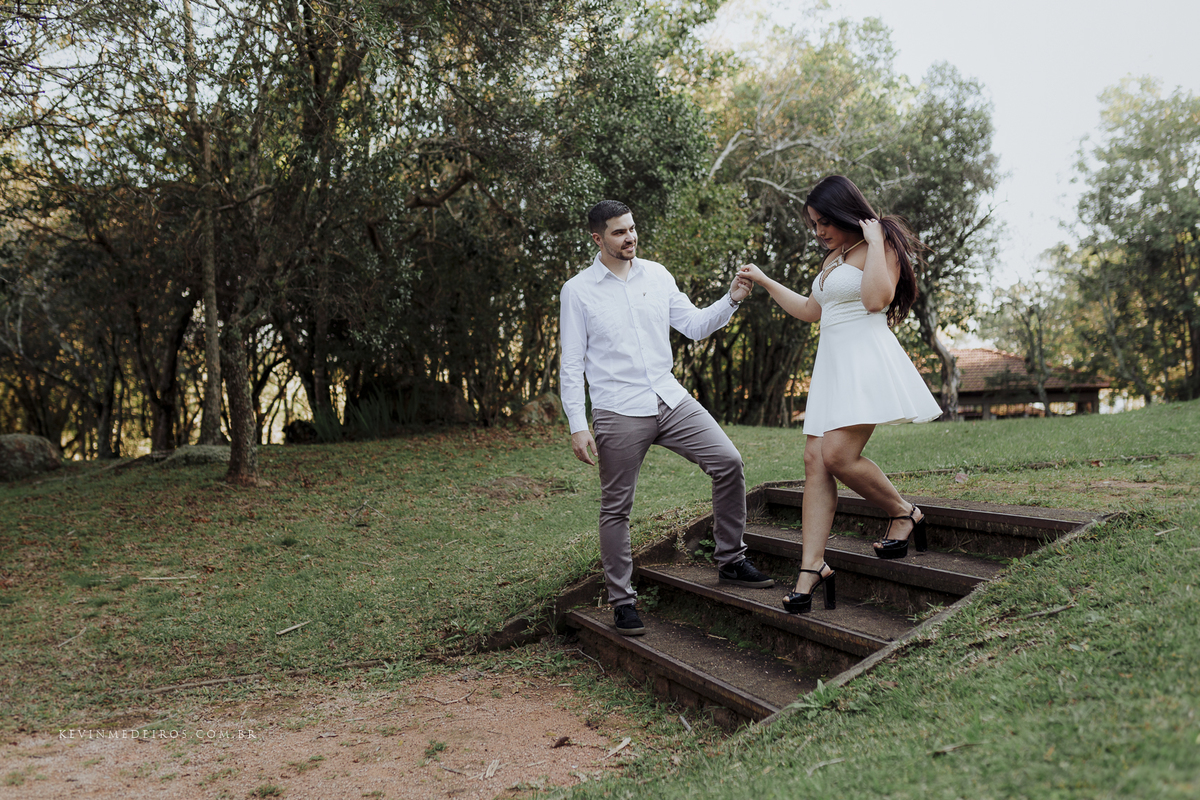 Ensaio book pré casamento da Tainara e Rafael realizado no Parque Gabriel Knijnik em Porto Alegre por Kevin Medeiros fotógrafo de Canoas e RS