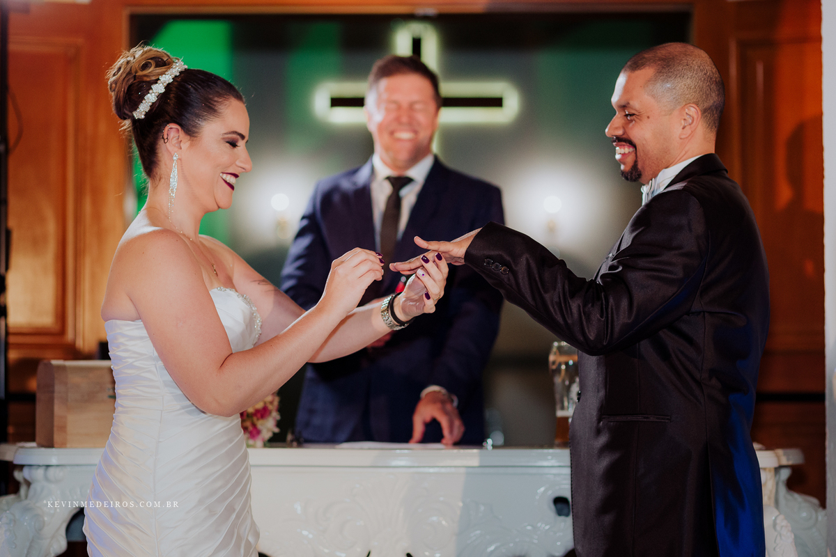 Casamento wedding Georgia e Rodrigo no Waldhof Festas & Eventos, celebrante Luis Schumacher cerimonia das cervejas, por Kevin Medeiros fotógrafo de Canoas, porto alegre e RS