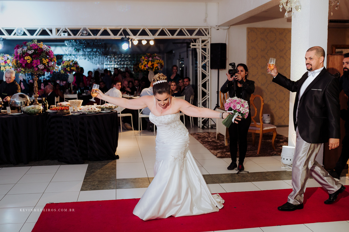 Casamento wedding Georgia e Rodrigo no Waldhof Festas & Eventos, celebrante Luis Schumacher cerimonia das cervejas, por Kevin Medeiros fotógrafo de Canoas, porto alegre e RS