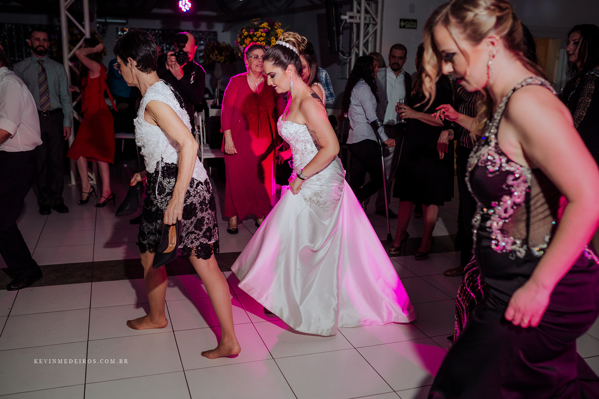 Casamento wedding Georgia e Rodrigo no Waldhof Festas & Eventos, celebrante Luis Schumacher cerimonia das cervejas, por Kevin Medeiros fotógrafo de Canoas, porto alegre e RS