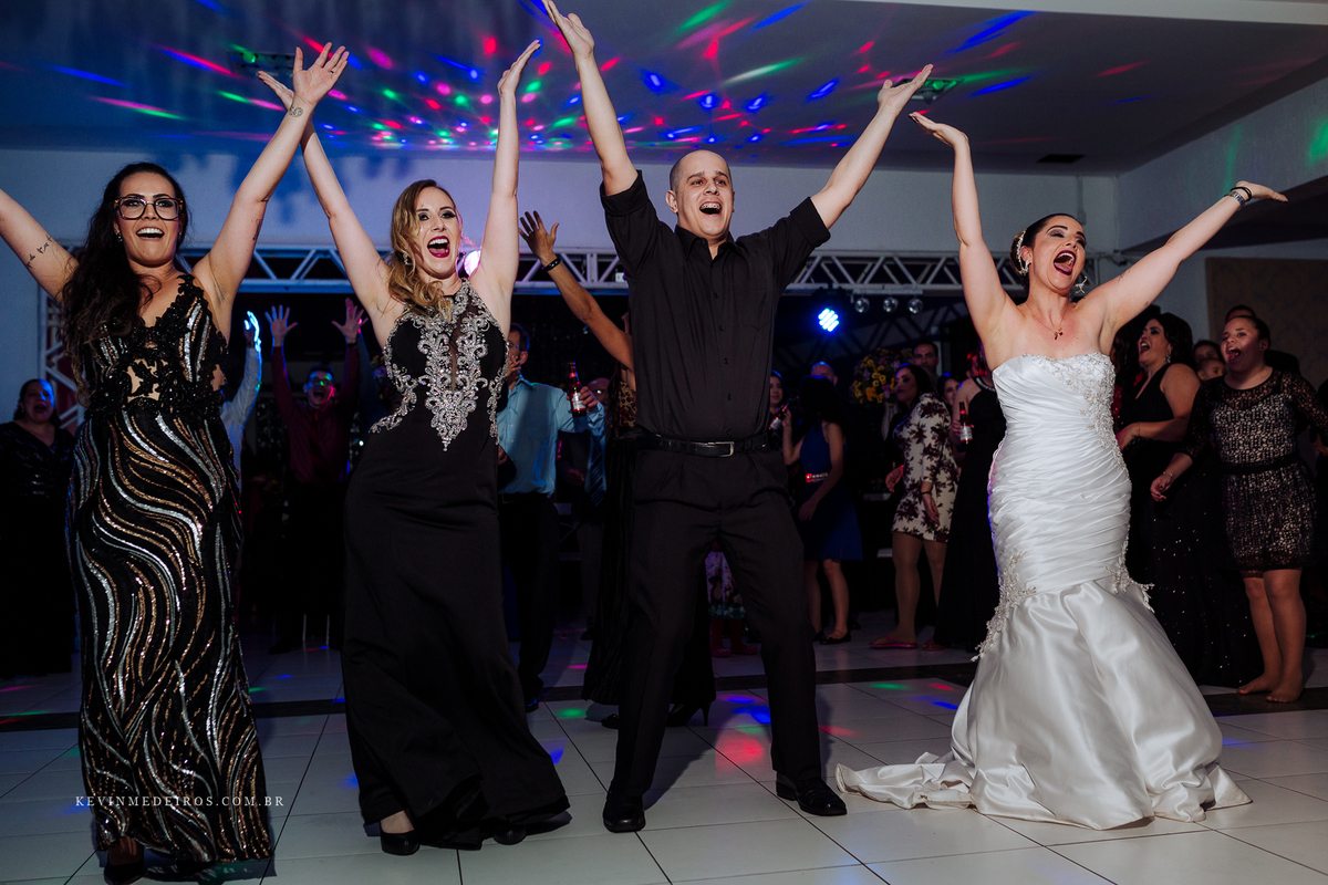 Casamento wedding Georgia e Rodrigo no Waldhof Festas & Eventos, celebrante Luis Schumacher cerimonia das cervejas, por Kevin Medeiros fotógrafo de Canoas, porto alegre e RS