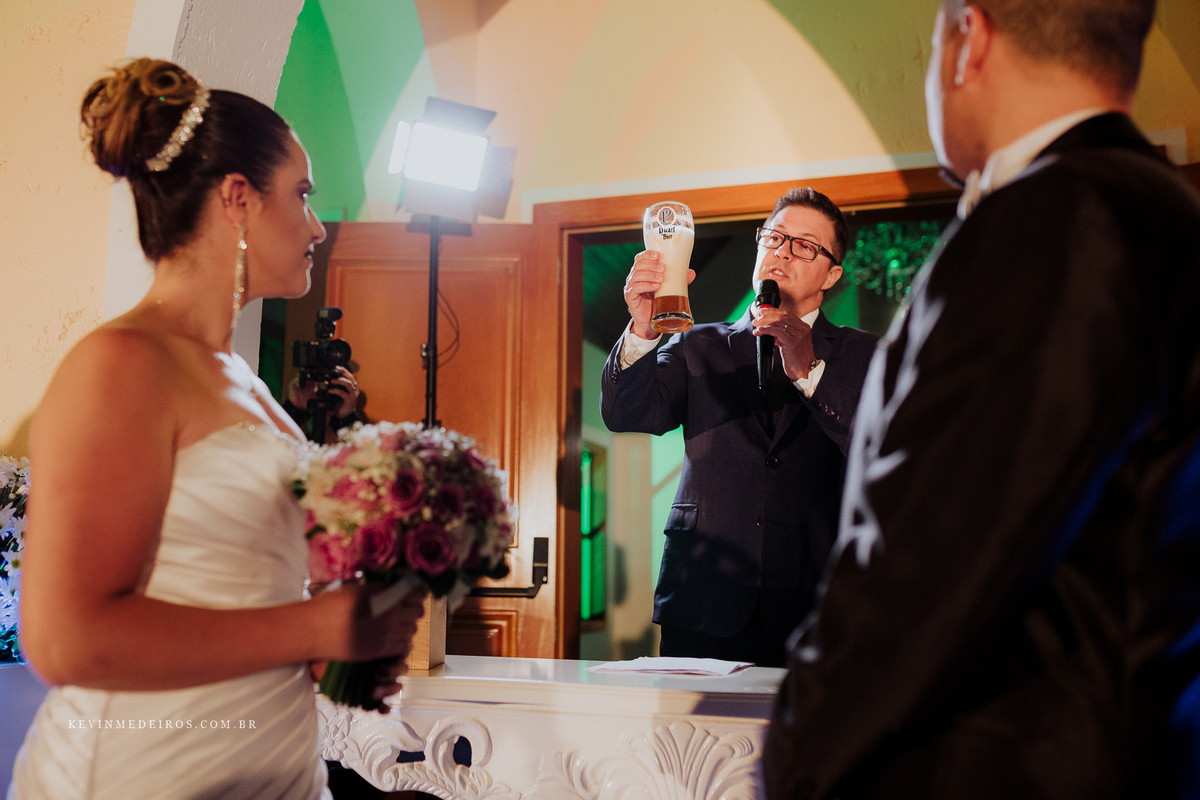 Casamento wedding Georgia e Rodrigo no Waldhof Festas & Eventos, celebrante Luis Schumacher cerimonia das cervejas, por Kevin Medeiros fotógrafo de Canoas, porto alegre e RS