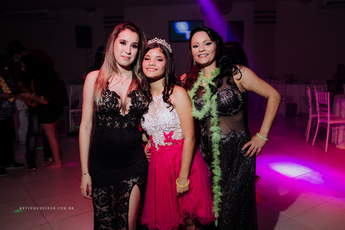 Festa de 15 anos debutante da Suzanna realizado na Estética Vecajo e Casa de festas Blue Moon por Kevin Medeiros fotógrafo de Canoas, Porto alegre e rs
