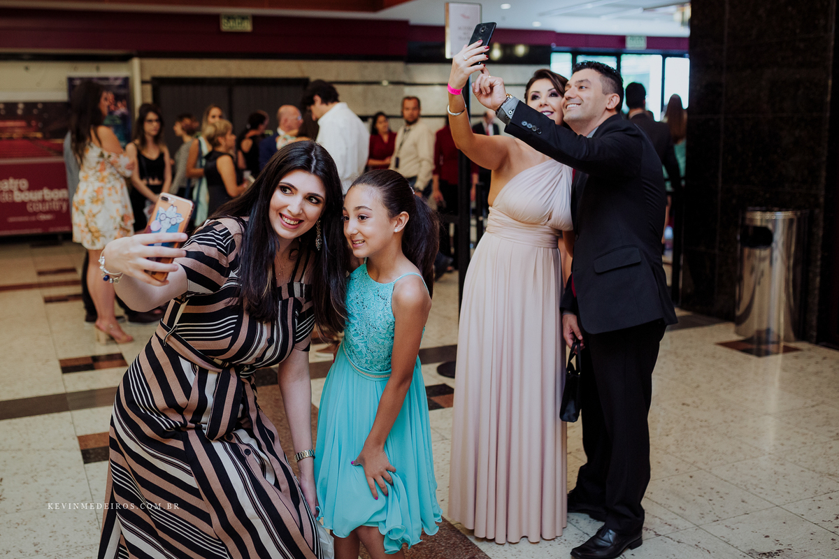 Formatura festa Thais, formanda em Direito pela FMP, colação realizada no Teatro Bourbon Country por Kevin Medeiros, fotógrafo de Canoas, Porto Alegre e RS