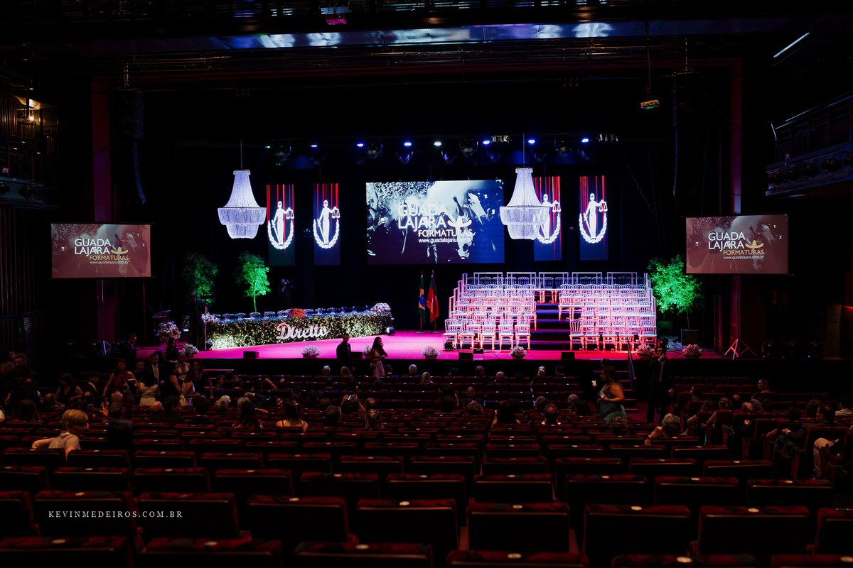 Formatura festa Thais, formanda em Direito pela FMP, colação realizada no Teatro Bourbon Country por Kevin Medeiros, fotógrafo de Canoas, Porto Alegre e RS