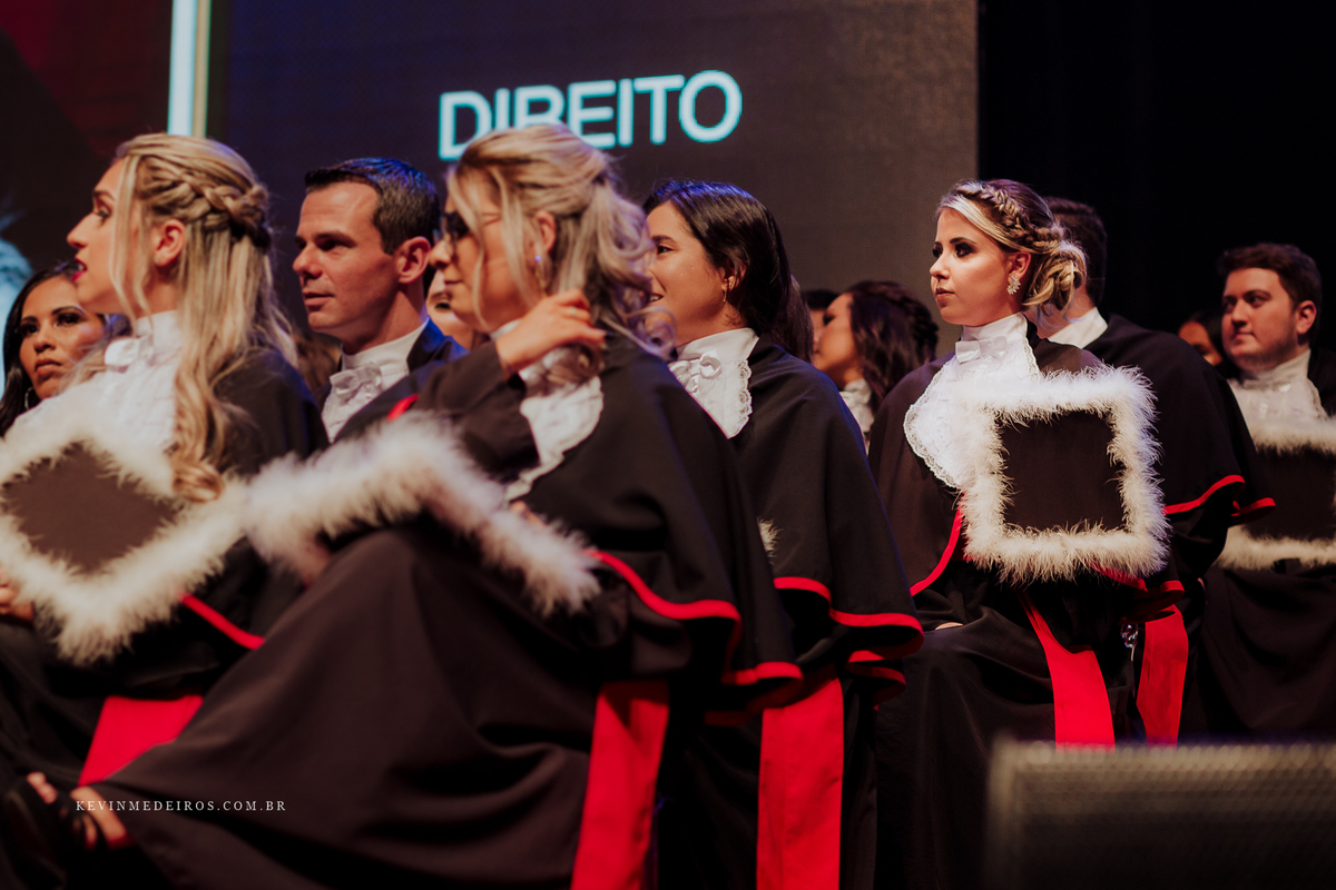 Formatura festa Thais, formanda em Direito pela FMP, colação realizada no Teatro Bourbon Country por Kevin Medeiros, fotógrafo de Canoas, Porto Alegre e RS