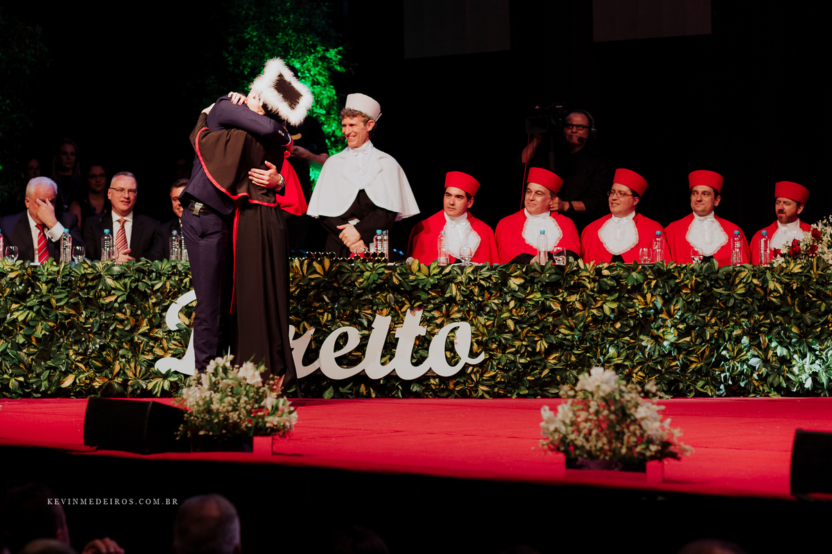Formatura festa Thais, formanda em Direito pela FMP, colação realizada no Teatro Bourbon Country por Kevin Medeiros, fotógrafo de Canoas, Porto Alegre e RS