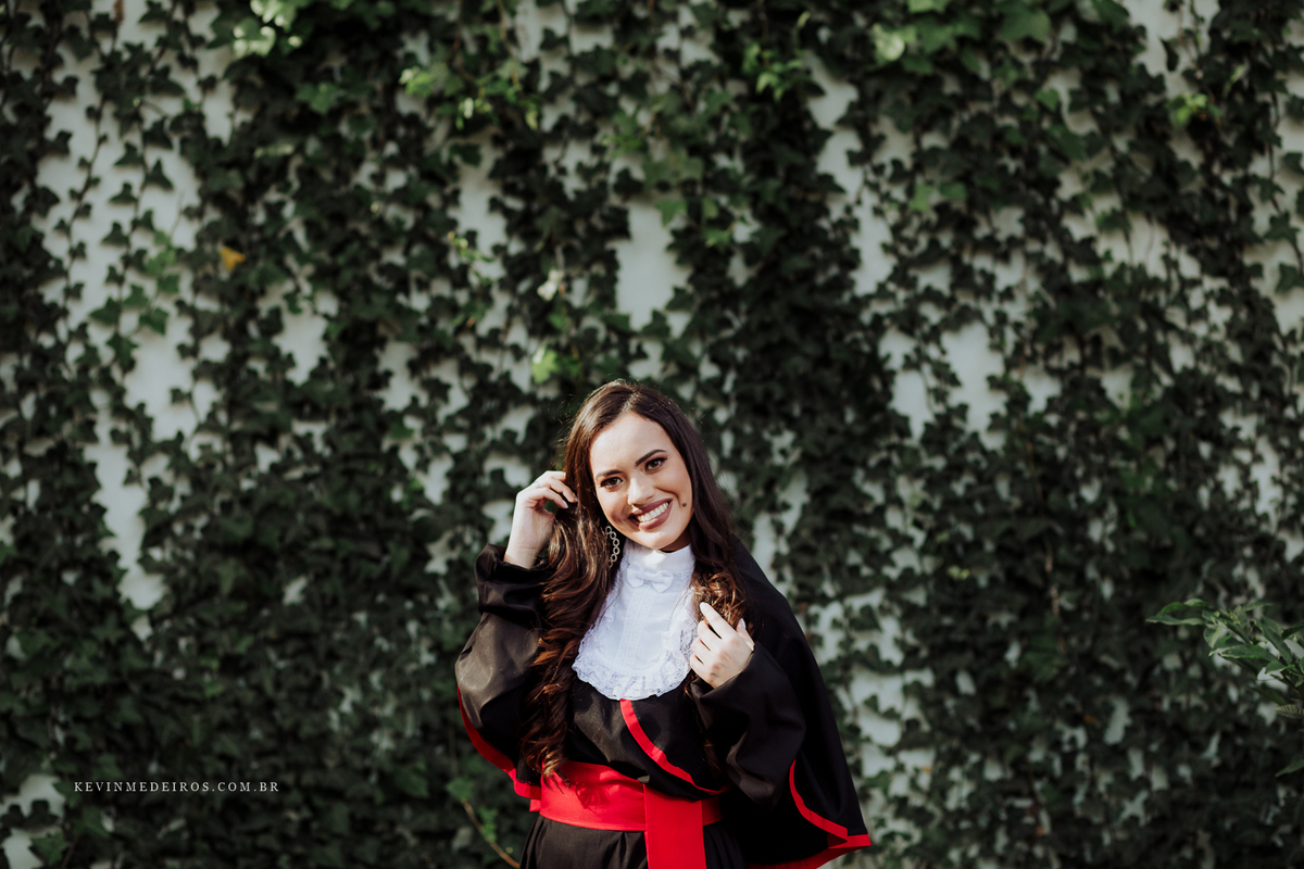 Ensaio pré formatura prova de toga Morgana, formanda em Direito Uniritter realizado na Casa dos Rosa por Kevin Medeiros fotógrafo em Canoas RS