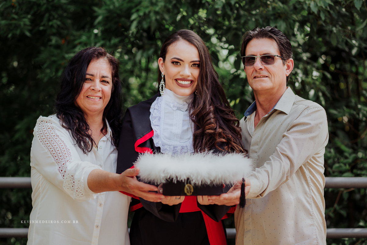 Ensaio pré formatura prova de toga Morgana, formanda em Direito Uniritter realizado na Casa dos Rosa por Kevin Medeiros fotógrafo em Canoas RS