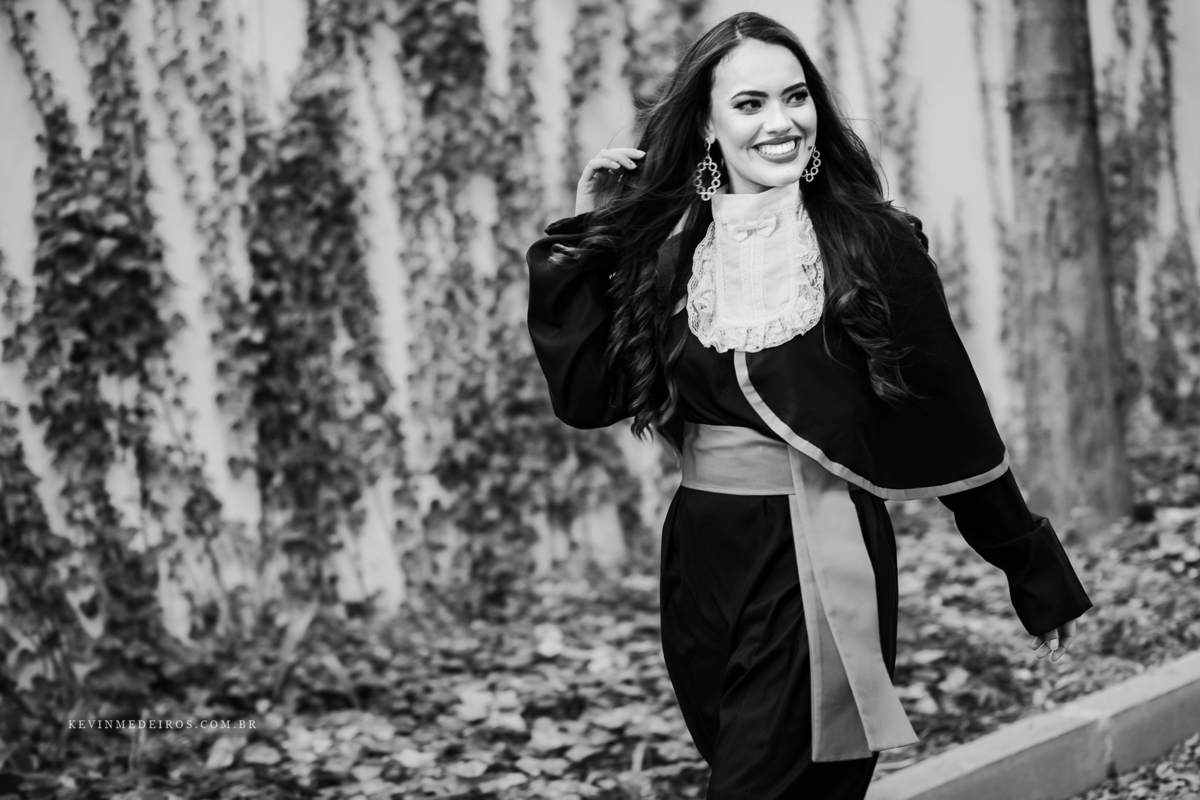 Ensaio pré formatura prova de toga Morgana, formanda em Direito Uniritter realizado na Casa dos Rosa por Kevin Medeiros fotógrafo em Canoas RS