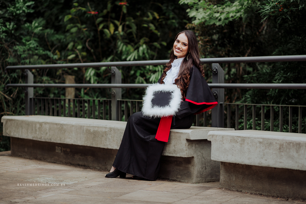 Ensaio pré formatura prova de toga Morgana, formanda em Direito Uniritter realizado na Casa dos Rosa por Kevin Medeiros fotógrafo em Canoas RS