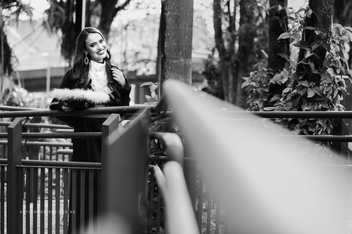 Ensaio pré formatura prova de toga Morgana, formanda em Direito Uniritter realizado na Casa dos Rosa por Kevin Medeiros fotógrafo em Canoas RS