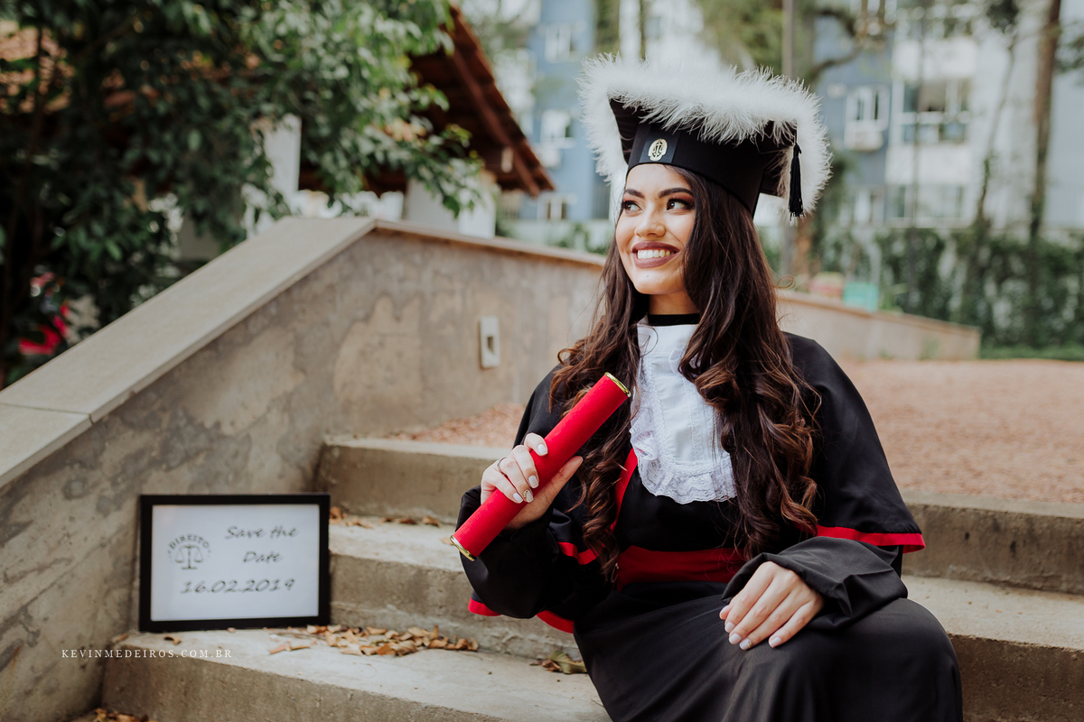 Ensaio pré formatura prova de toga Morgana, formanda em Direito Uniritter realizado na Casa dos Rosa por Kevin Medeiros fotógrafo em Canoas RS