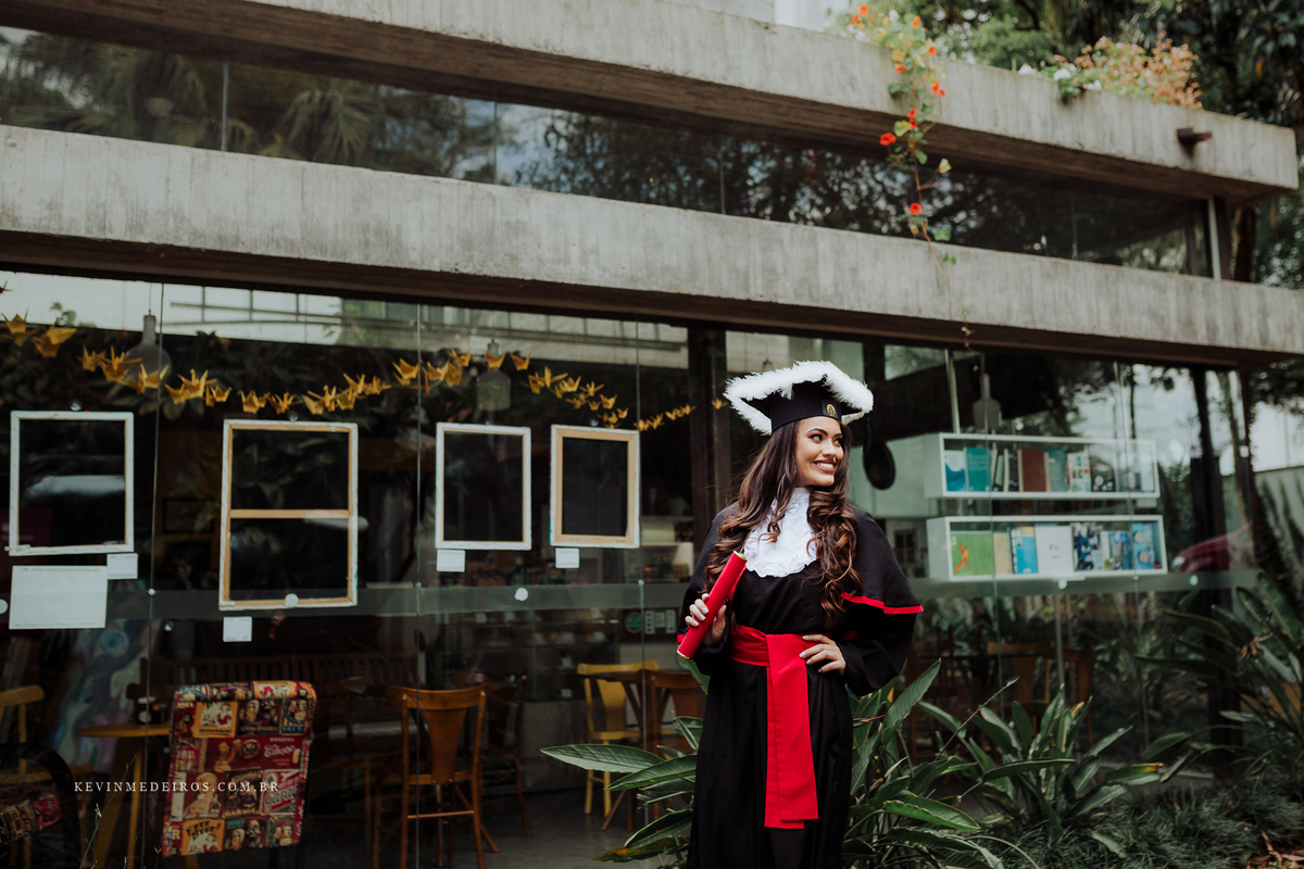 Ensaio pré formatura prova de toga Morgana, formanda em Direito Uniritter realizado na Casa dos Rosa por Kevin Medeiros fotógrafo em Canoas RS