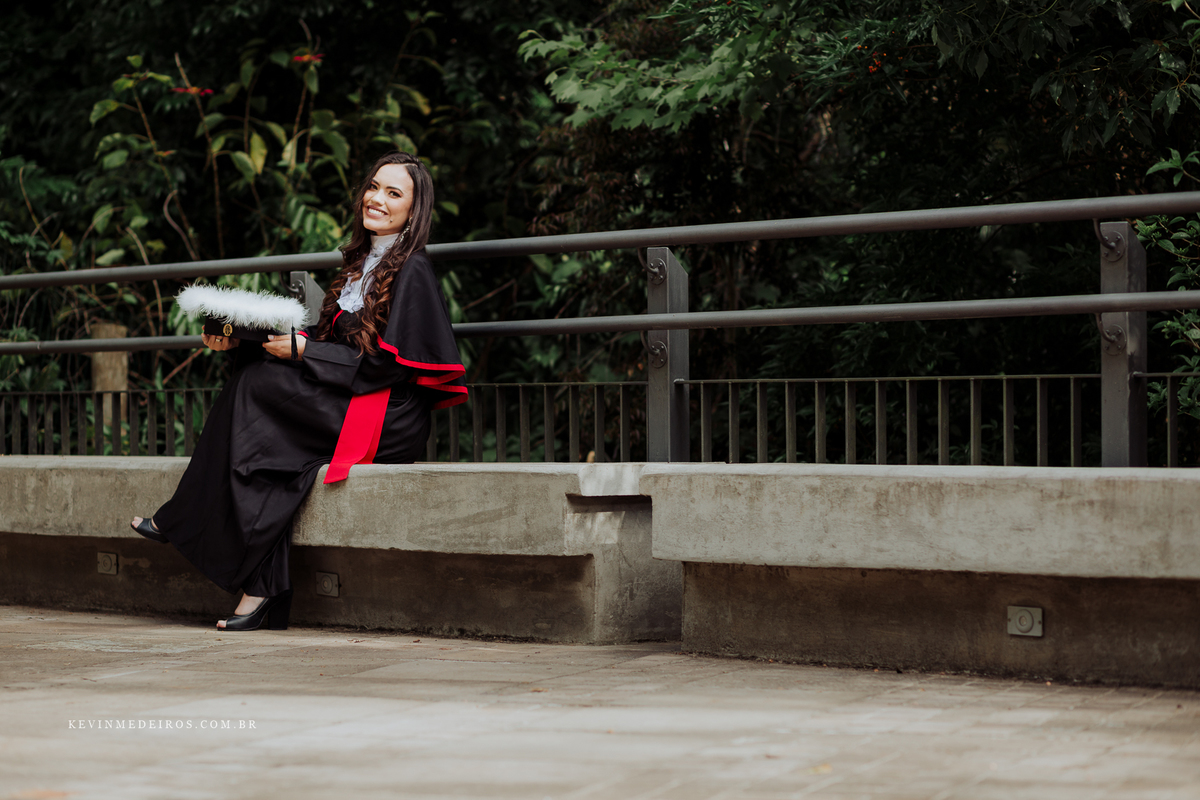 Ensaio pré formatura prova de toga Morgana, formanda em Direito Uniritter realizado na Casa dos Rosa por Kevin Medeiros fotógrafo em Canoas RS