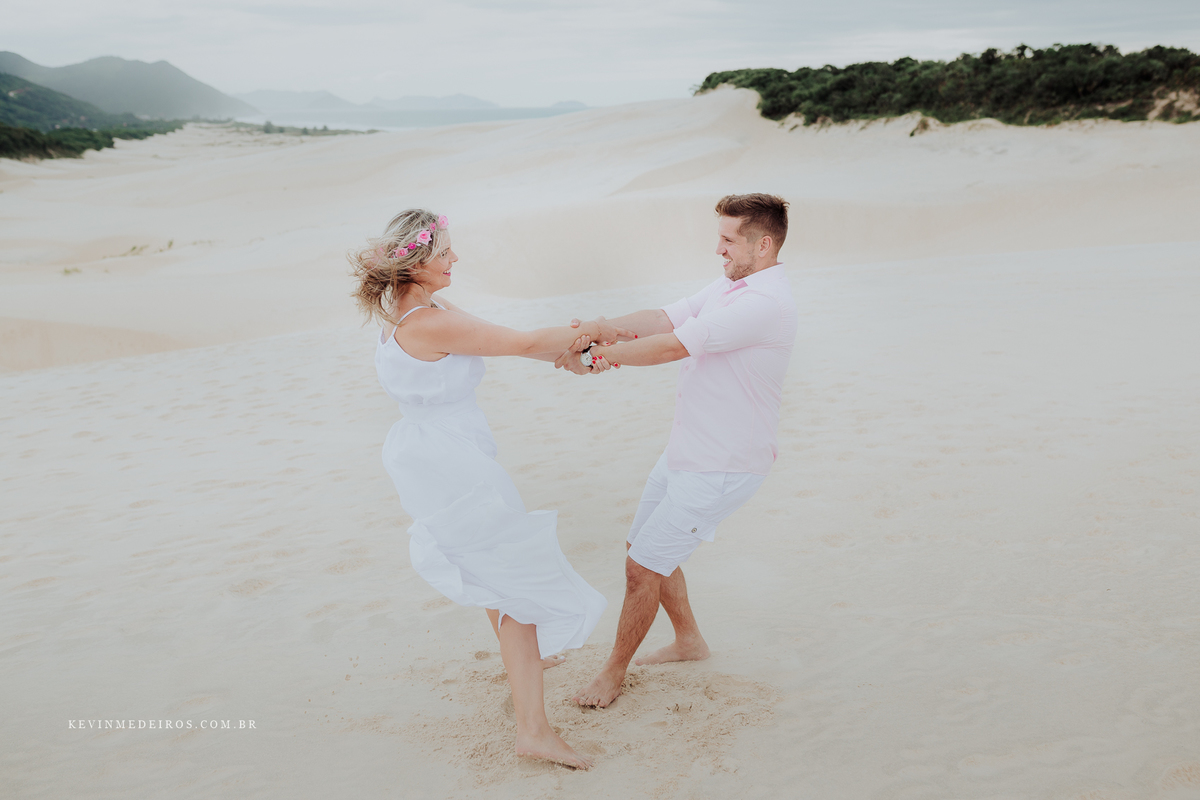 Ensaio Pré Casamento wedding da Fernanda e Cláudio realizado no litoral de SC, nas praias de Ferrugem, Garopaba e Siriu por Kevin Medeiros fotógrafo de Canoas, Porto Alegre e RS