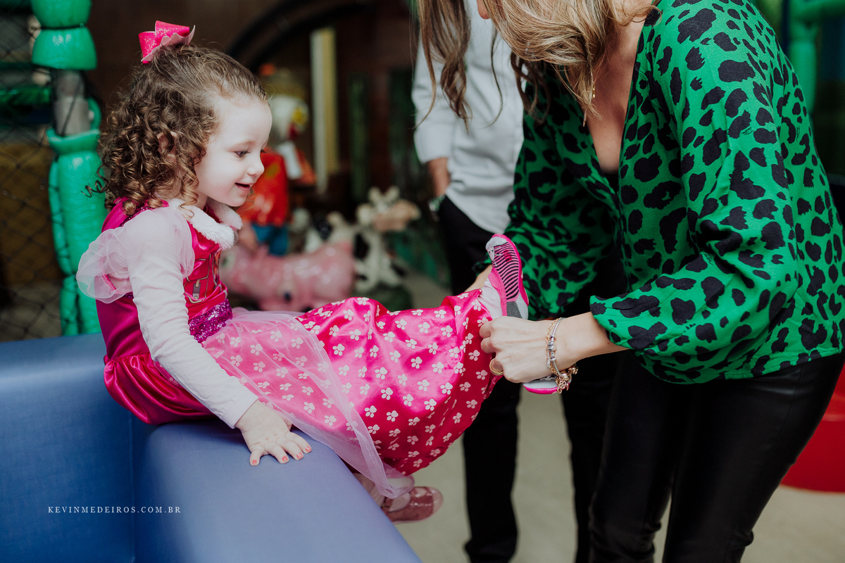 Aniversário festa infantil da Laura, 3 anos, na casa de festas Boom Mania em Porto Alegre, por Kevin Medeiros fotógrafo de Canoas RS
