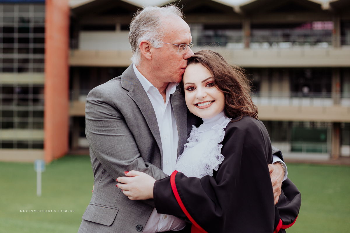 Prova de toga formatura da Gabriela, formanda em direito pela unisinos por Kevin Medeiros fotógrafo canoas, são leopoldo e rs