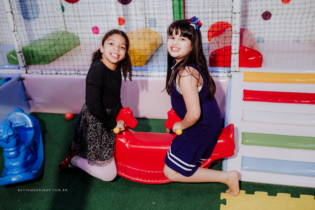 Festa infantil aniversário da Mariah 9 anos realizado no salão de festas Pura Folia decoração Sereia por Kevin Medeiros fotógrafo de Canoas rs