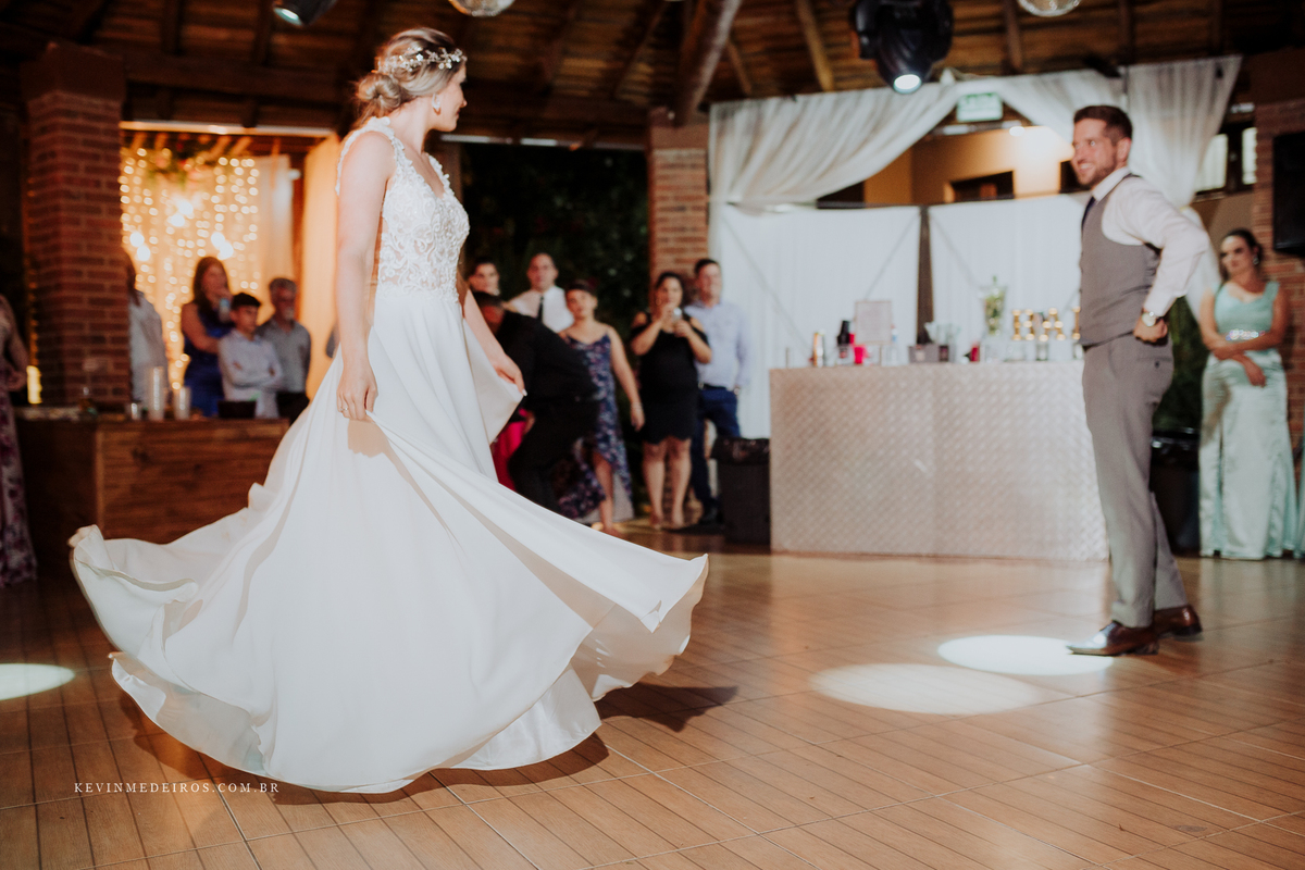 Casamento wedding ao ar livre Fe e Cláudio realizado no sitio girassol em nova santa rita por Kevin Medeiros Fotógrafo de Canoas RS