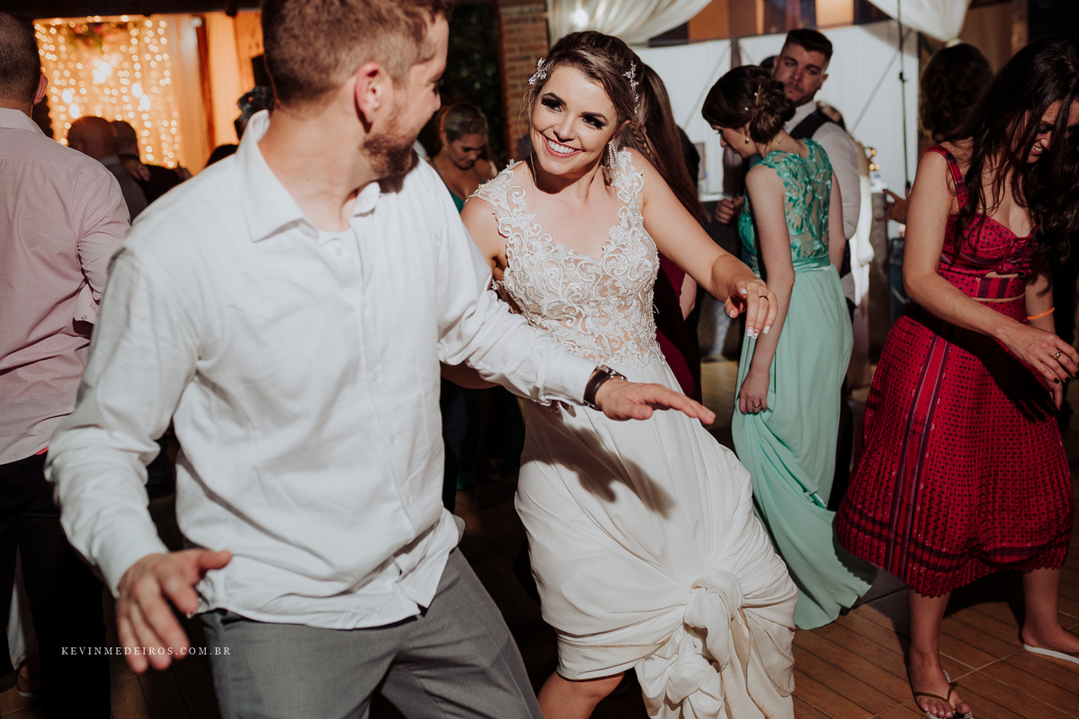 Casamento wedding ao ar livre Fe e Cláudio realizado no sitio girassol em nova santa rita por Kevin Medeiros Fotógrafo de Canoas RS