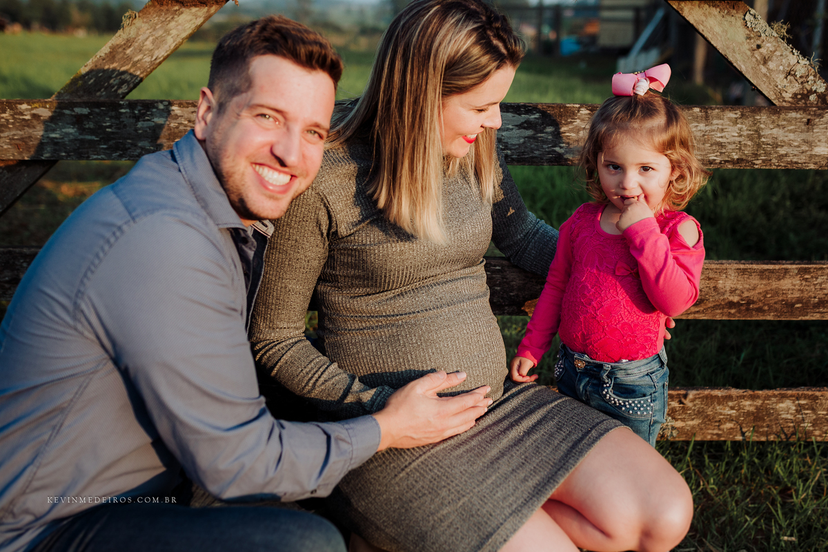 Ensaio gestante a espera de gael realizado na fazenda da familia em nova santa rita por kevin medeiros fotógrafo de canoas rs
