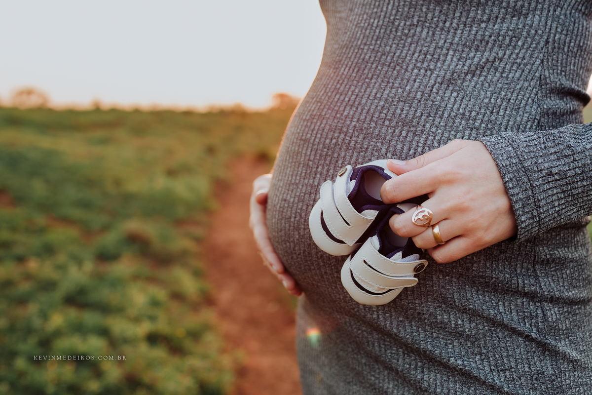 Ensaio gestante a espera de gael realizado na fazenda da familia em nova santa rita por kevin medeiros fotógrafo de canoas rs