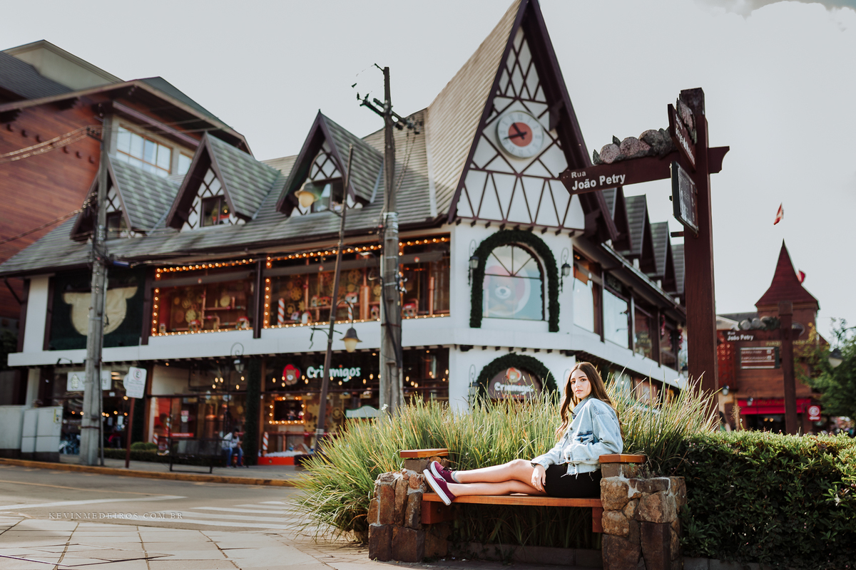 Ensaio externo debutante 15 anos da Maria Clara em Gramado serra gaúcha largo da borges rua coberta por Kevin Medeiros fotógrafo de Porto Alegre, canoas RS