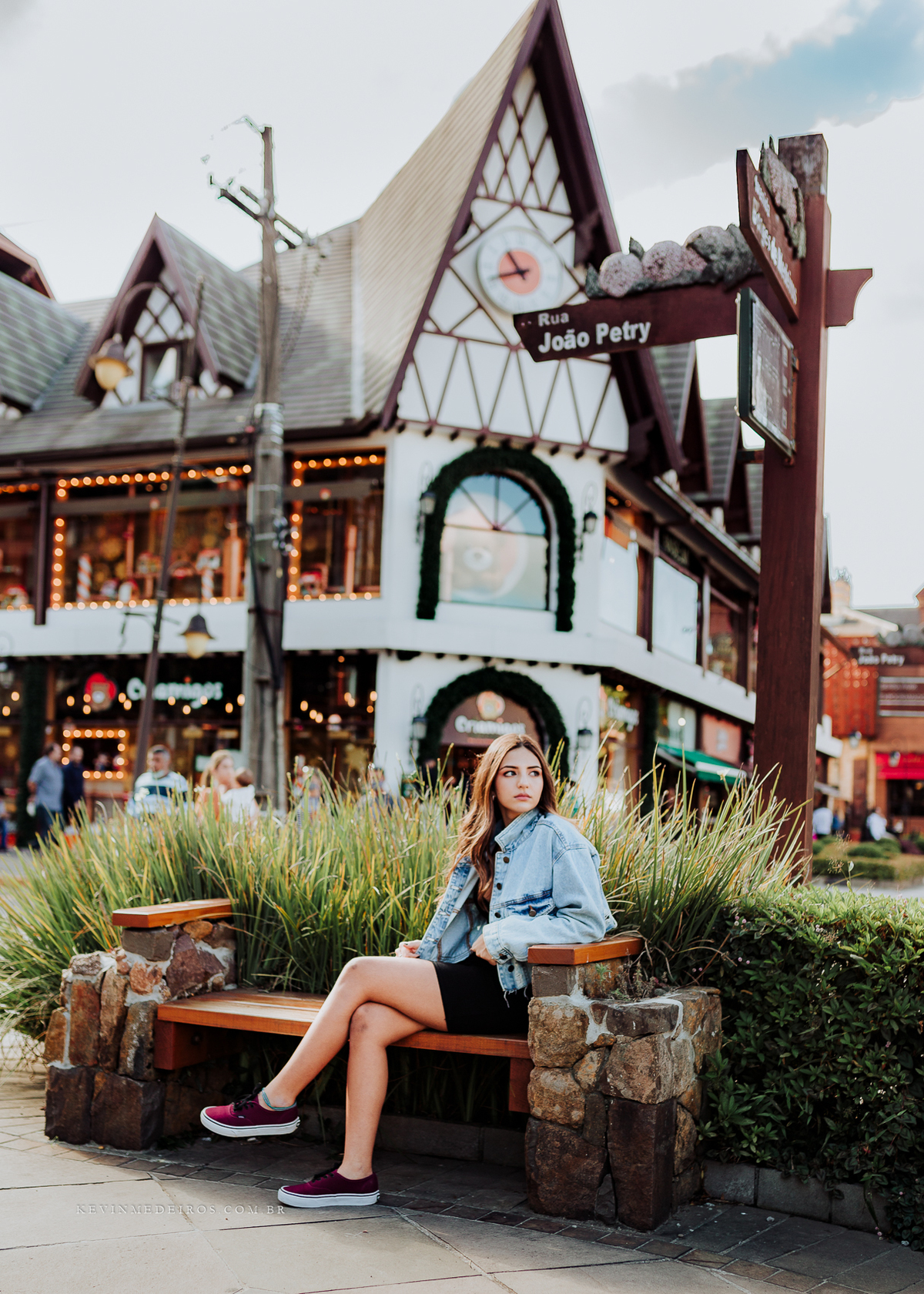 Ensaio externo debutante 15 anos da Maria Clara em Gramado serra gaúcha largo da borges rua coberta por Kevin Medeiros fotógrafo de Porto Alegre, canoas RS