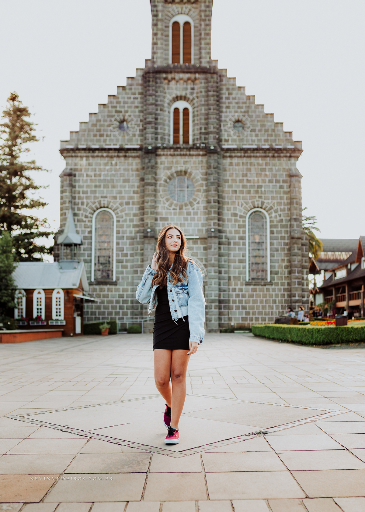 Ensaio externo debutante 15 anos da Maria Clara em Gramado serra gaúcha largo da borges rua coberta por Kevin Medeiros fotógrafo de Porto Alegre, canoas RS