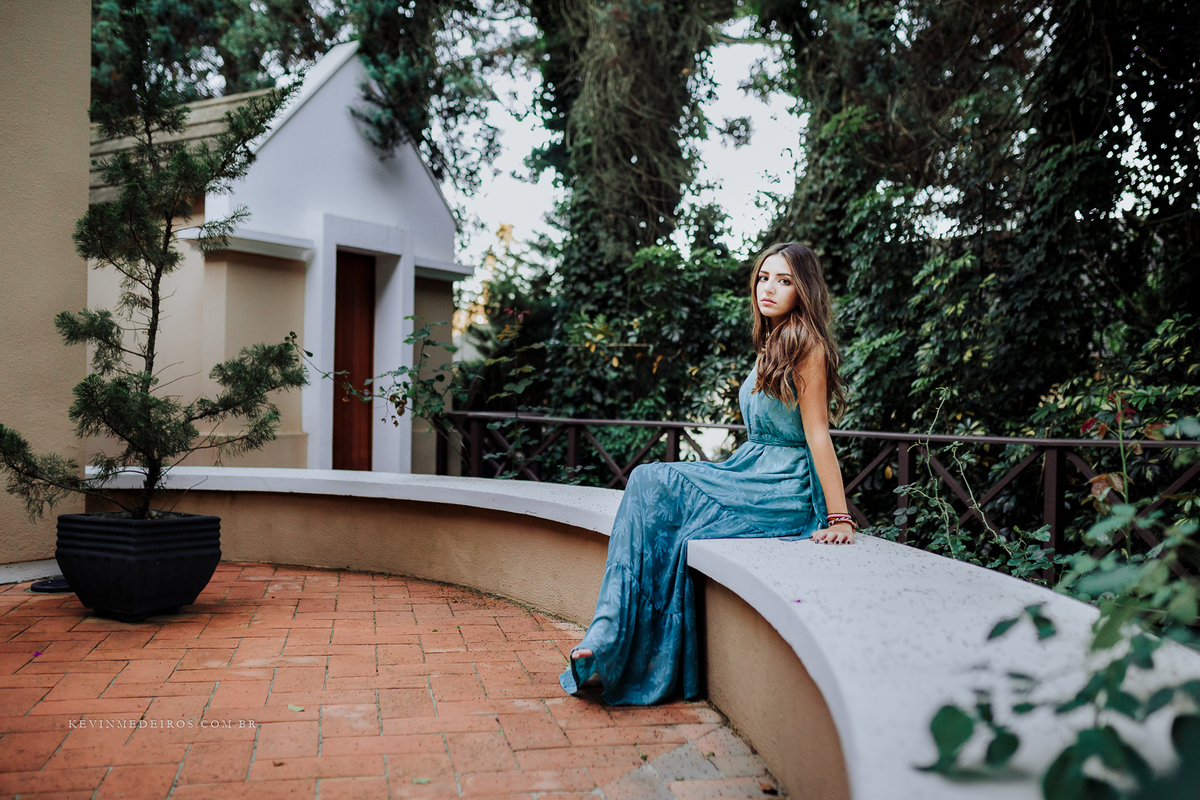 Ensaio externo debutante 15 anos da Maria Clara em Gramado serra gaúcha largo da borges rua coberta por Kevin Medeiros fotógrafo de Porto Alegre, canoas RS
