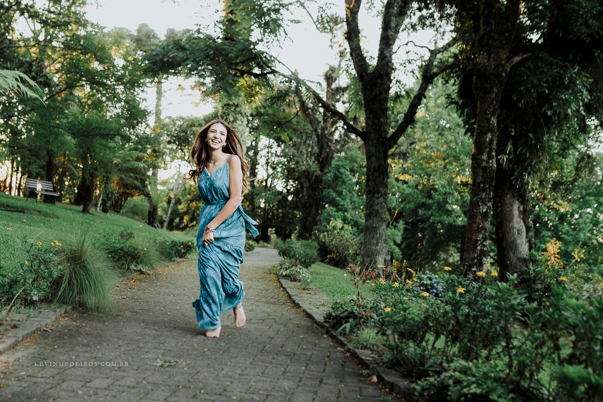 Ensaio externo debutante 15 anos da Maria Clara em Gramado serra gaúcha largo da borges rua coberta por Kevin Medeiros fotógrafo de Porto Alegre, canoas RS