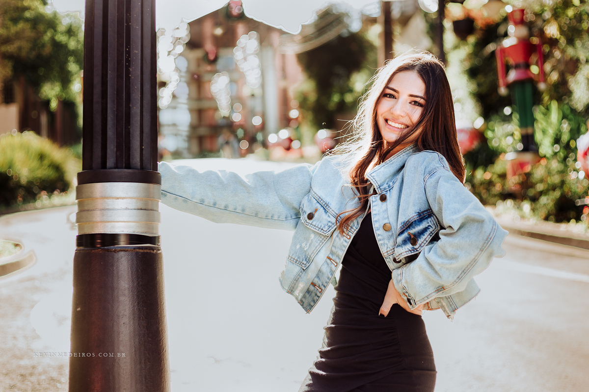 Ensaio externo debutante 15 anos da Maria Clara em Gramado serra gaúcha largo da borges rua coberta por Kevin Medeiros fotógrafo de Porto Alegre, canoas RS