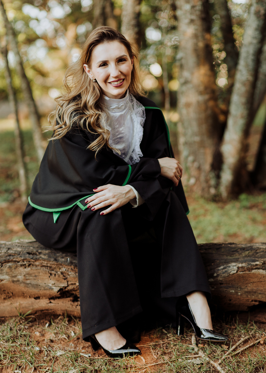 Ensaio de formatura prova de toga Vanessa, formanda em Medicina pela UFRGS Porto Alegre, realizado no sítio Quinta Guadalupe em Canoas, por Kevin Medeiros fotógrafo RS