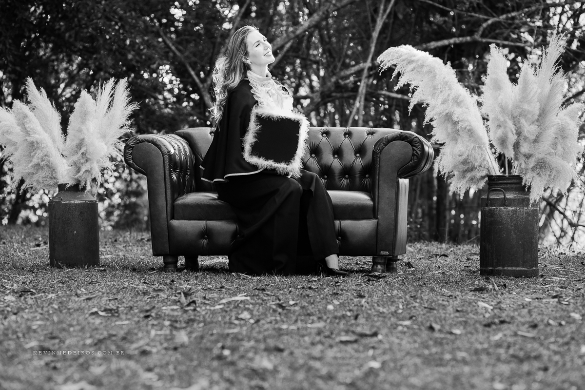 Ensaio de formatura prova de toga Vanessa, formanda em Medicina pela UFRGS Porto Alegre, realizado no sítio Quinta Guadalupe em Canoas, por Kevin Medeiros fotógrafo RS