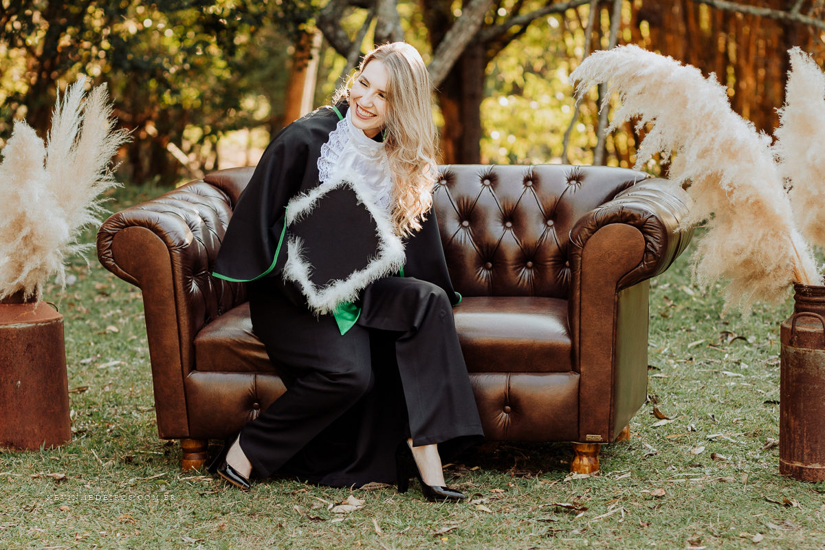 Ensaio de formatura prova de toga Vanessa, formanda em Medicina pela UFRGS Porto Alegre, realizado no sítio Quinta Guadalupe em Canoas, por Kevin Medeiros fotógrafo RS