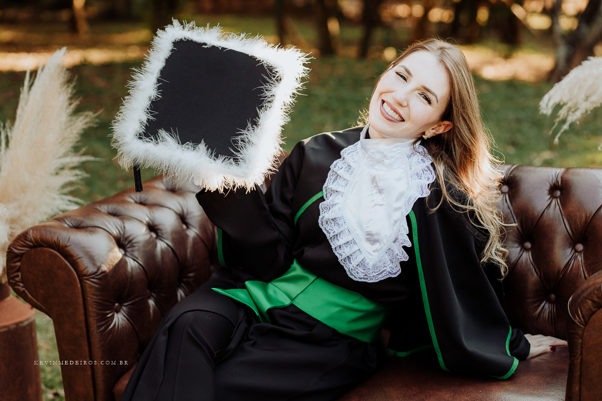 Ensaio de formatura prova de toga Vanessa, formanda em Medicina pela UFRGS Porto Alegre, realizado no sítio Quinta Guadalupe em Canoas, por Kevin Medeiros fotógrafo RS