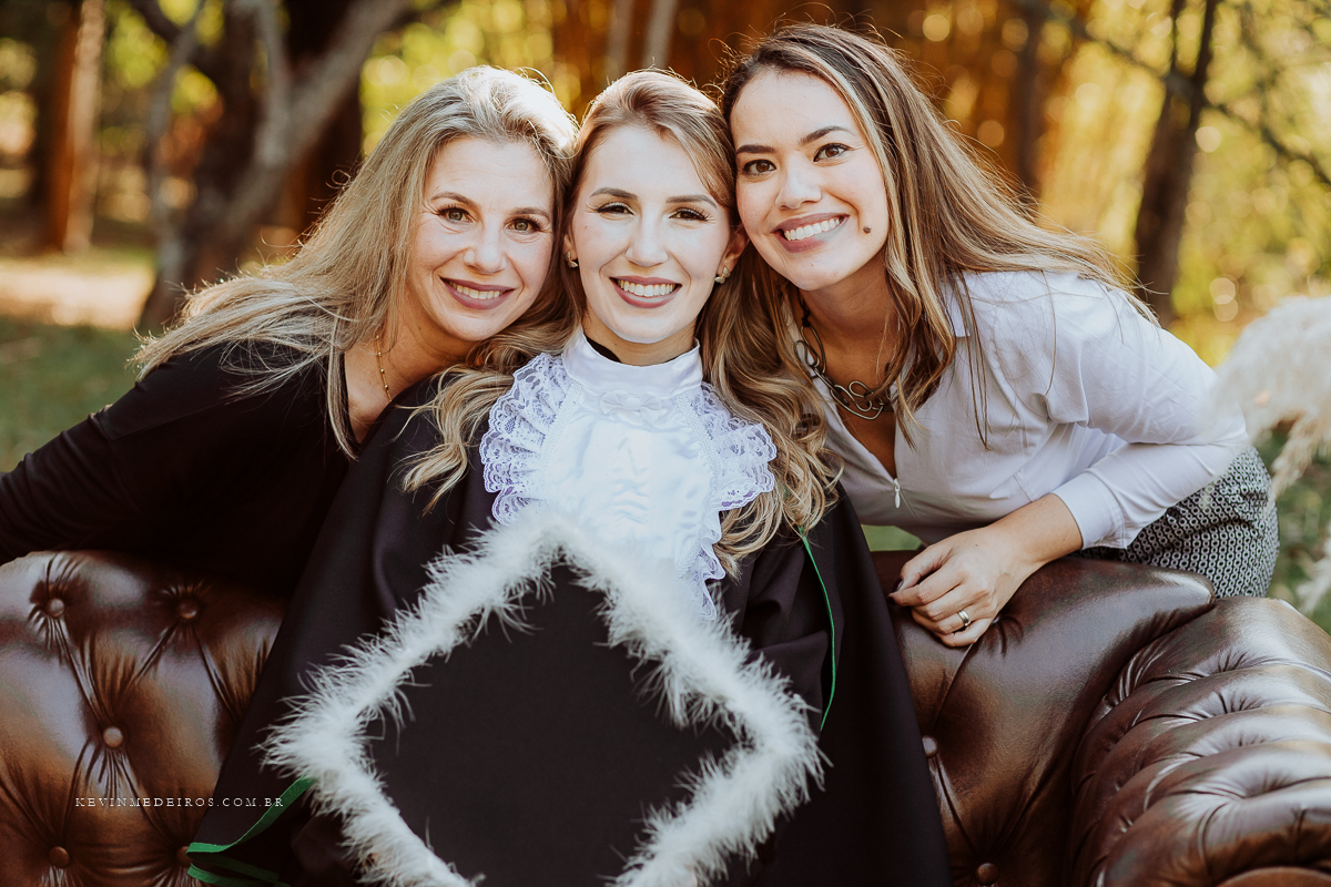 Ensaio de formatura prova de toga Vanessa, formanda em Medicina pela UFRGS Porto Alegre, realizado no sítio Quinta Guadalupe em Canoas, por Kevin Medeiros fotógrafo RS