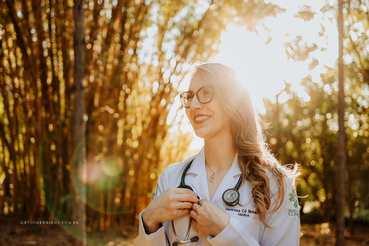 Ensaio de formatura prova de toga Vanessa, formanda em Medicina pela UFRGS Porto Alegre, realizado no sítio Quinta Guadalupe em Canoas, por Kevin Medeiros fotógrafo RS