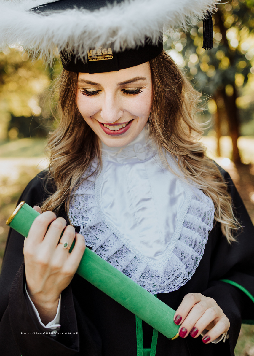 Ensaio de formatura prova de toga Vanessa, formanda em Medicina pela UFRGS Porto Alegre, realizado no sítio Quinta Guadalupe em Canoas, por Kevin Medeiros fotógrafo RS
