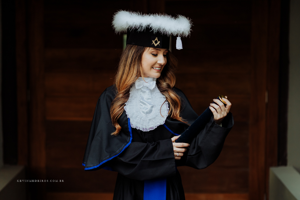 Ensaio de formatura prova de toga Alexandra formanda formatura arquitetura e urbanismo pela uniritter, realizado no sitio quinta guadalupe, solene togas, por kevin medeiros fotógrafo de Canoas RS