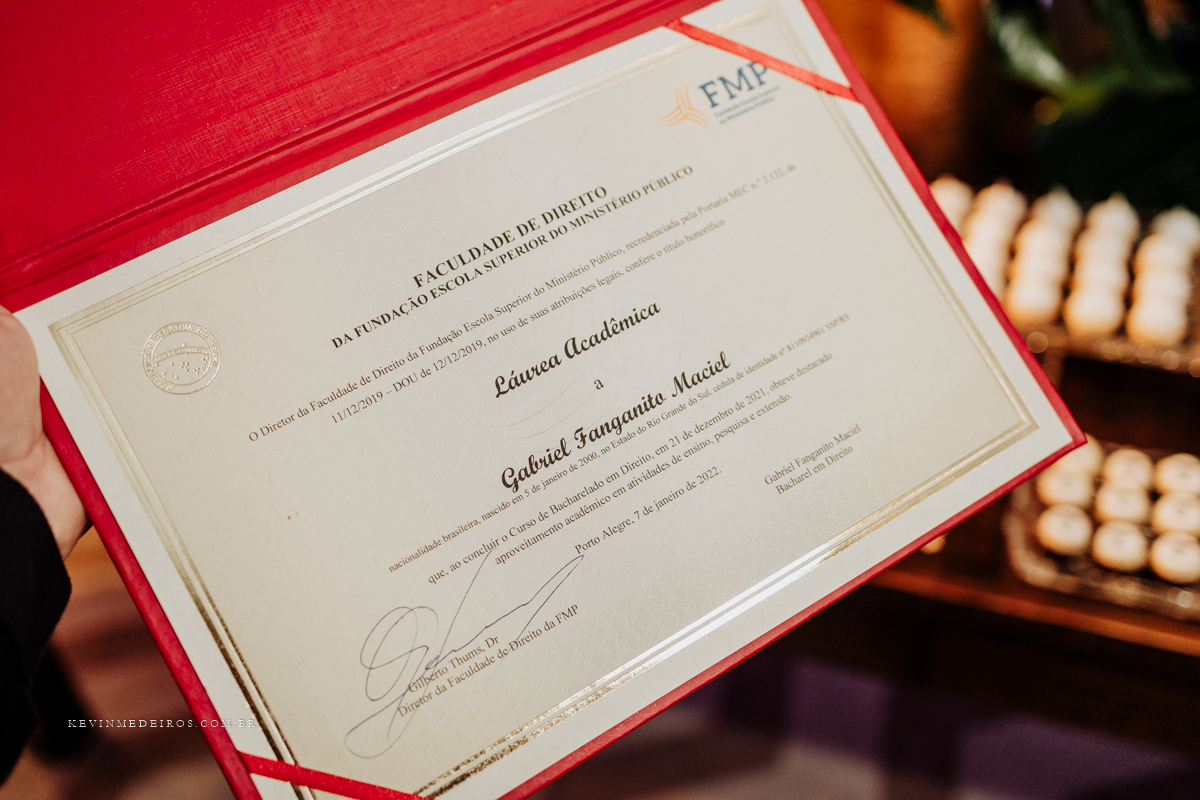 Fotografia de formatura colação recepção do Gabriel, formando em Direito pela FMP com láurea acadêmica, Leopoldina Juvenil por Kevin Medeiros fotógrafo canoas, porto alegre e RS